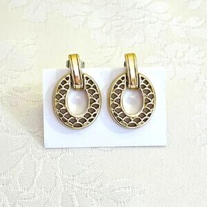 Earrings Vtg Classic Doorknocker  Retro Scale Filigree Cut Out Gold Tone